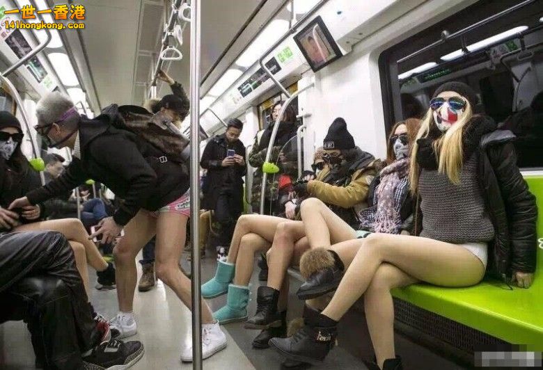 只穿上內褲的活動參與者在地鐵車廂中怡然自得。（.jpg