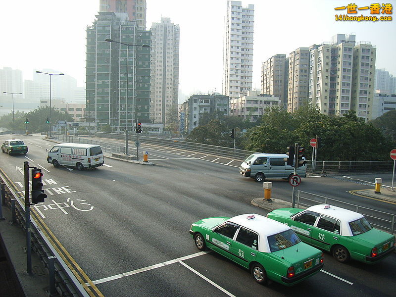 800px-HK_Tuen_Mun_LRT_Pui_To_Road_flyover.jpg