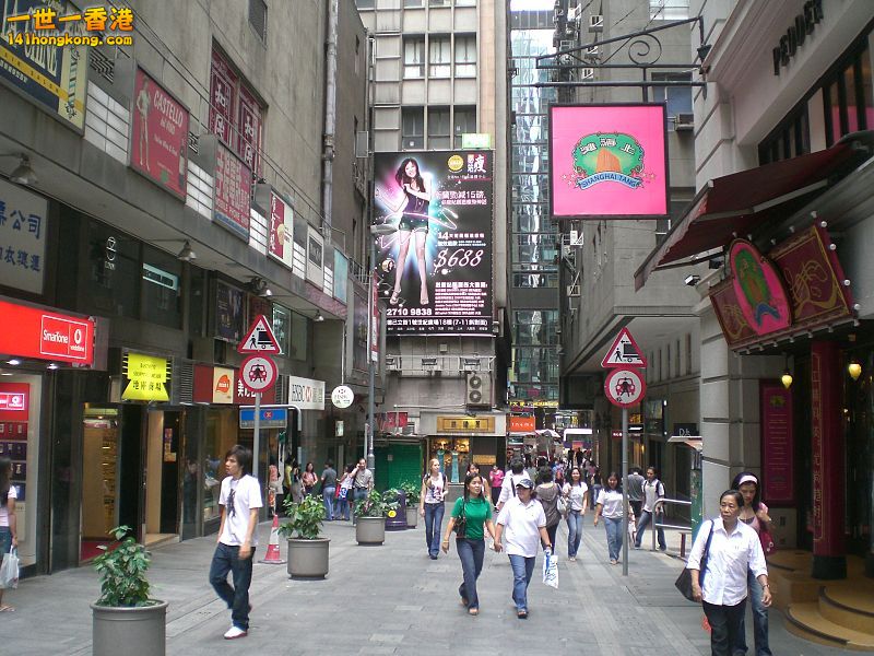 800px-HK_Central_Theatre_Lane_Shanghai_Tang_Car-free_zone.jpg
