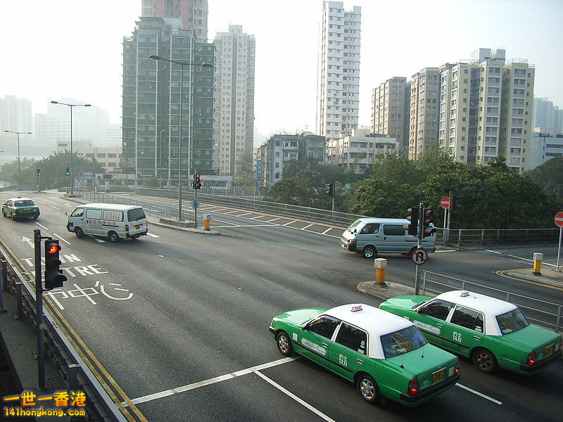 800px-HK_Tuen_Mun_LRT_Pui_To_Road_flyover.jpg