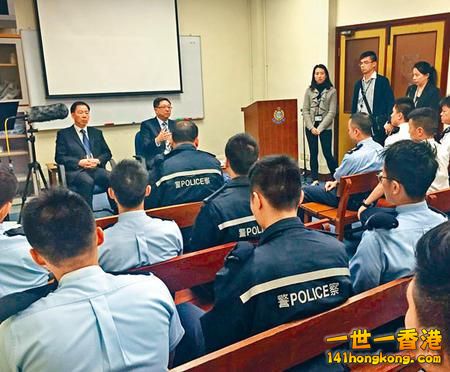 「一哥」盧偉聰與警隊高層昨夜到多個警區，與前綫人員會面聽取意見及解答質疑。.jpg.jpg
