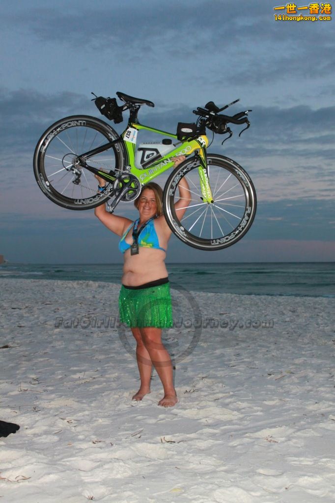 Laura Backus_FatGirl_Beach_HoldingBike_R02.jpg