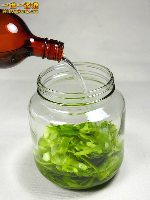 diy-handmade-lemon-aloe-cleaner-small-family-recipe-008 640.jpg