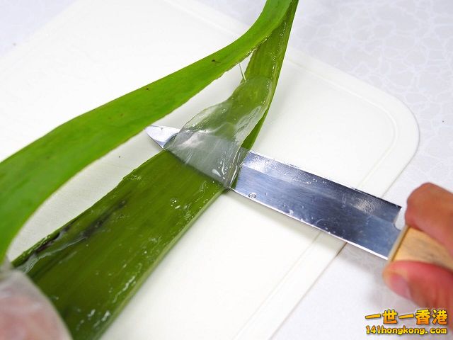 diy-handmade-lemon-aloe-cleaner-small-family-recipe-022 (1) 640.jpg