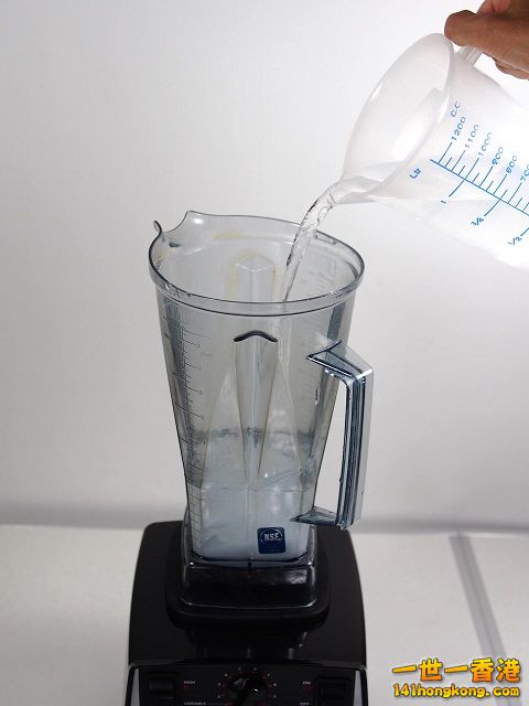 diy-handmade-lemon-aloe-cleaner-small-family-recipe-029 640.jpg