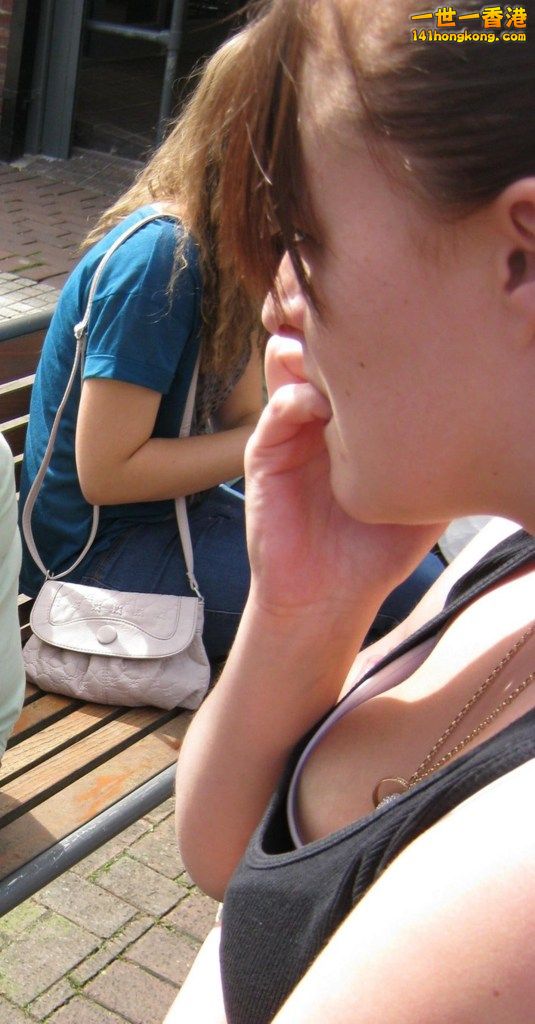 Candid-cleavage-and-downblouse-from-street-Part-4-104 (Copy).jpg