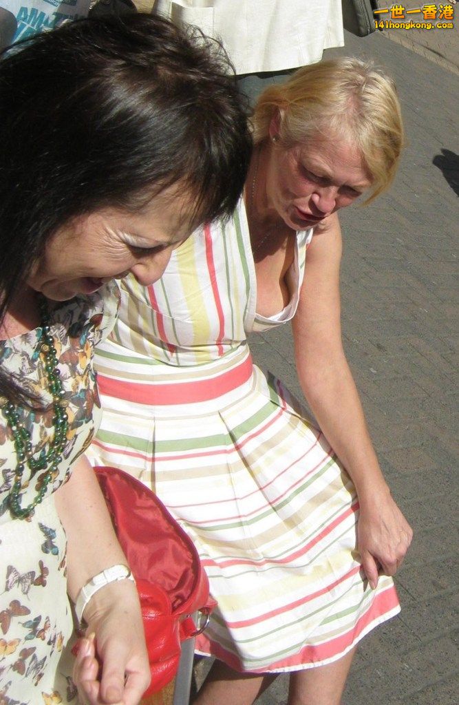 Candid-cleavage-and-downblouse-from-street-Part-4-110 (Copy).jpg