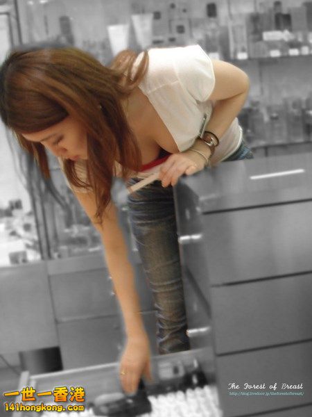 Candid-sexy-girls-at-the-mall-cleavage-and-downblouse-2013-9 (Copy).jpg