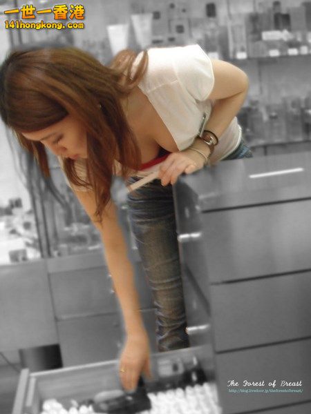 Candid-sexy-girls-at-the-mall-cleavage-and-downblouse-2013-9 (Copy).jpg