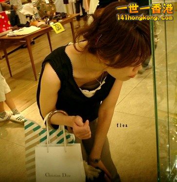 Candid-sexy-girls-at-the-mall-cleavage-and-downblouse-2013-11 (Copy).jpg
