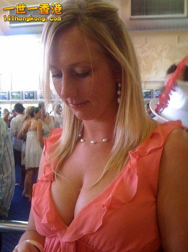 Candid-sexy-girls-at-the-mall-cleavage-and-downblouse-2013-34 (Copy).jpg