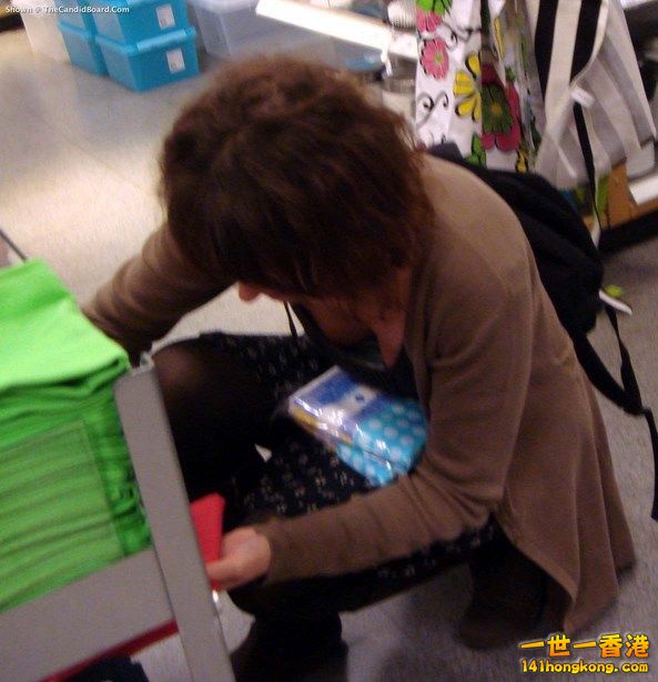 Candid-sexy-girls-at-the-mall-cleavage-and-downblouse-2013-57 (Copy).jpg