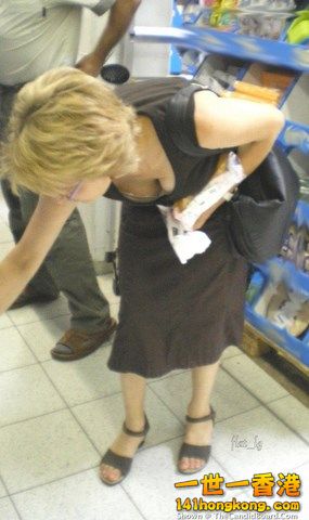 Candid-sexy-girls-at-the-mall-cleavage-and-downblouse-2013-94 (Copy).jpg