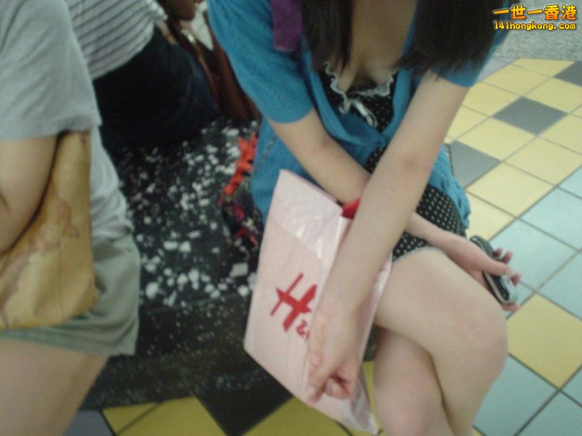 Cleavage-Candid-of-teen-and-milf-from-vacation-P2-16 (Copy).jpg
