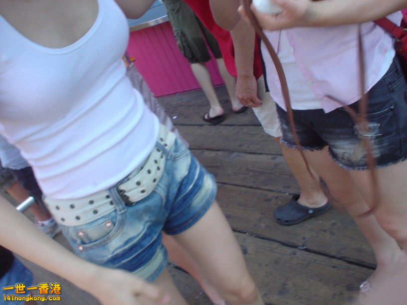 Cleavage-Candid-of-teen-and-milf-from-vacation-P2-30 (Copy).jpg