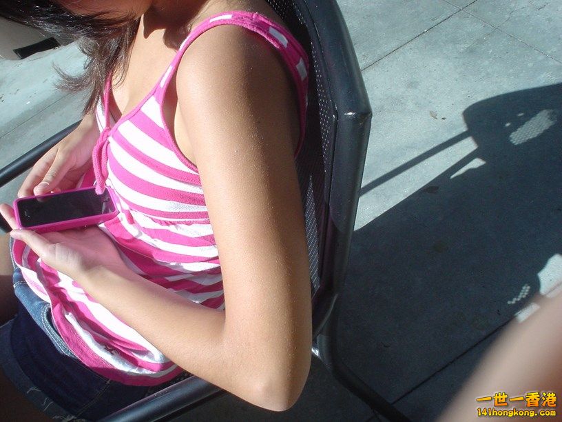 Cleavage-Candid-of-teen-and-milf-from-vacation-P2-86 (Copy).jpg
