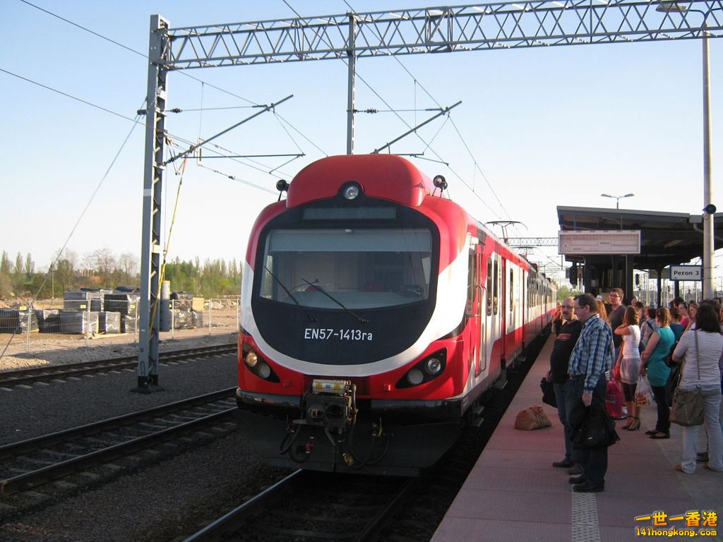 1280px-EN57-1413_Poznań_Główny.jpg
