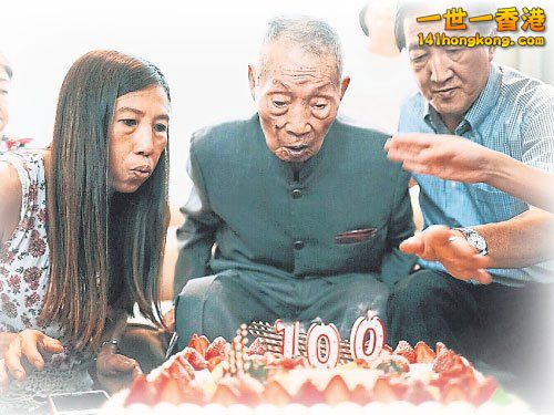 2015年10月，家人為吳木才慶祝百歲大壽。.jpg