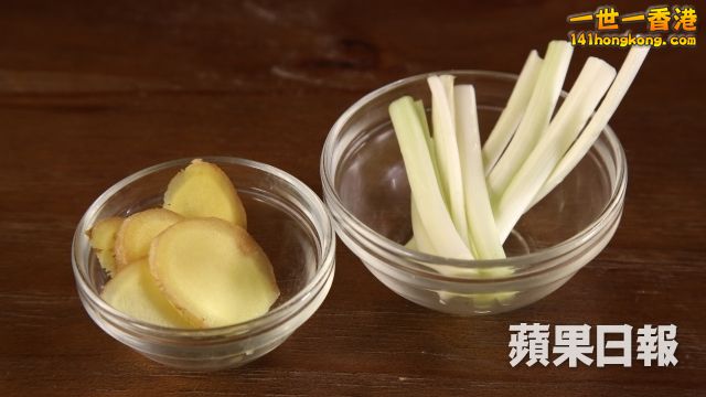   驅寒感冒飲材料：葱白 一至兩小段、生薑 三片做法：注入熱水後，焗三分鐘
