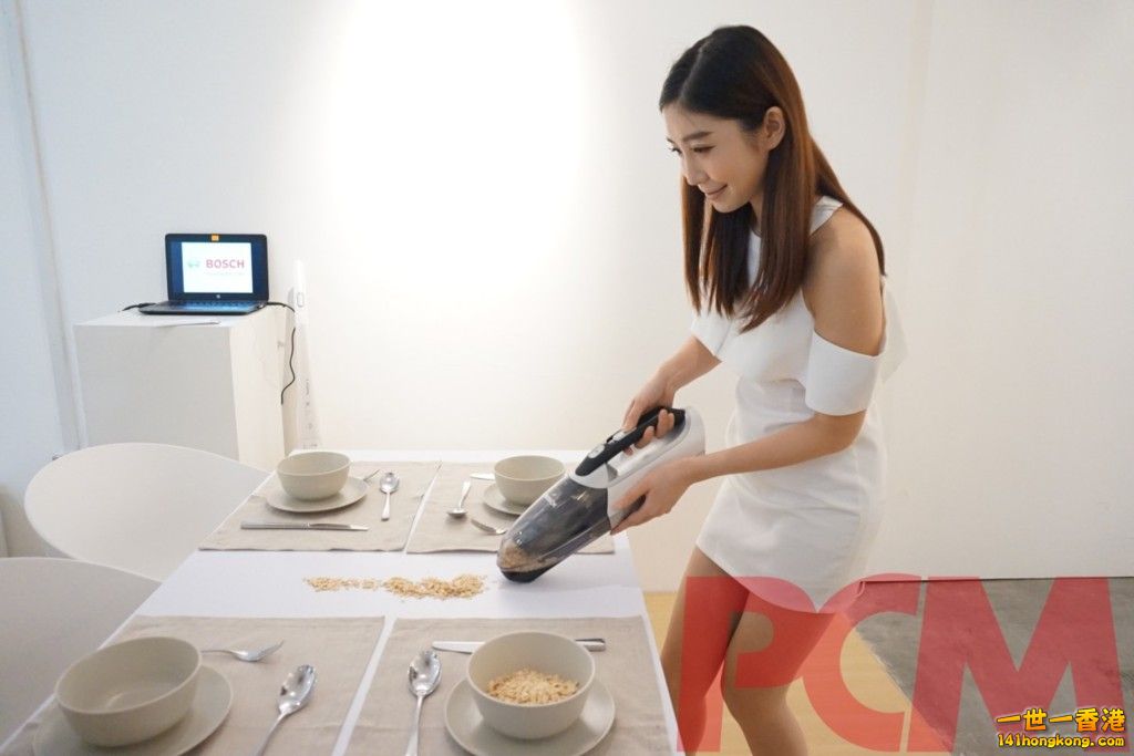 Bosch Readyy’y 採用二合一設計，將手提式吸塵機置於直立式無線吸塵機中間，按鍵就可以拆出手提吸塵機，清潔枱面及隙縫等。