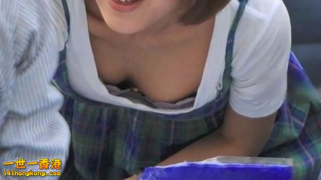 【お宝】ブラジャーまで見えてるドッキリハプニング胸チラ集_20160609120553.JPG.jpg