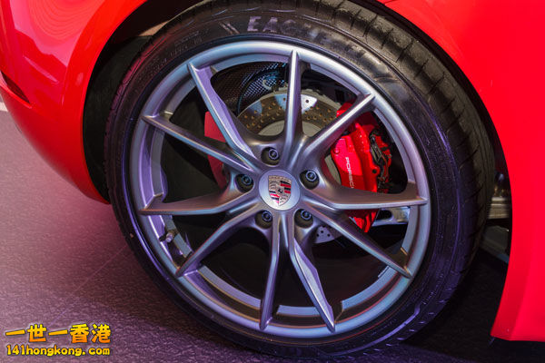 新款 20 吋輪圈為 Boxster S 的標準配備。