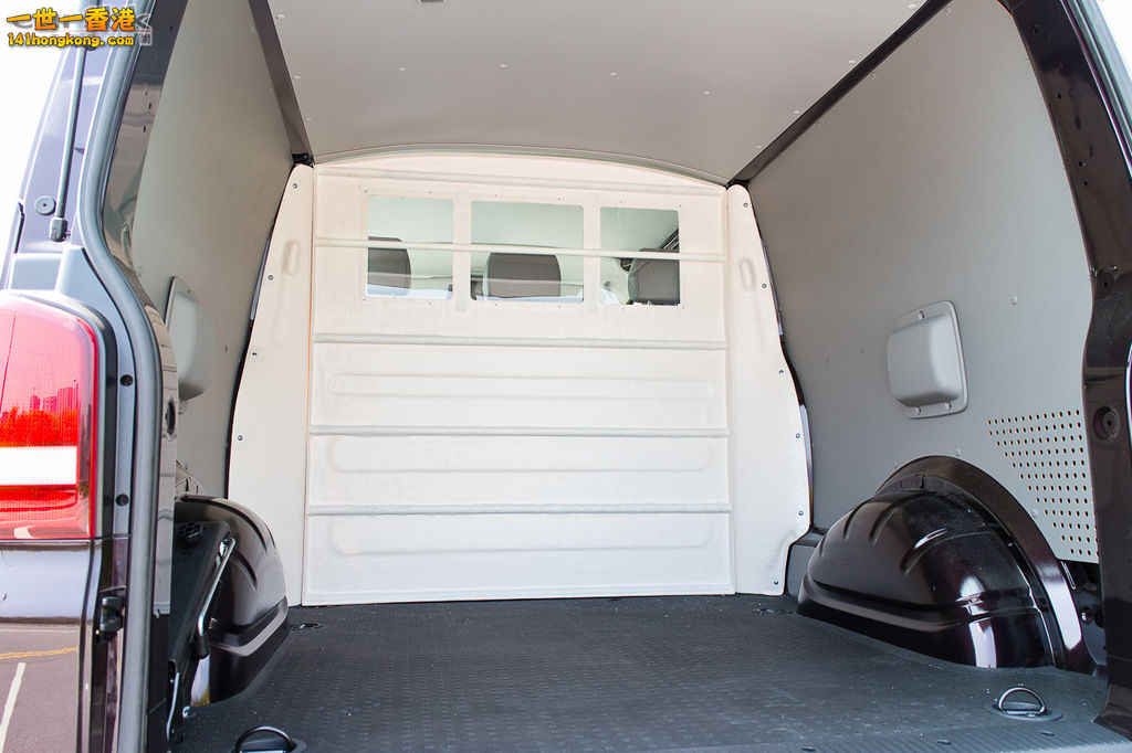 尾箱空間為 1,720 X 1,244 X 1,394mm，離地高度只有 572mm。