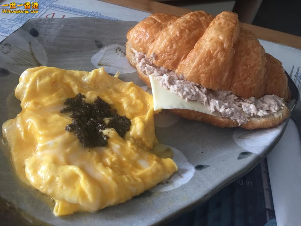 黑松露滑蛋配芝士吞拿魚牛角包.jpg