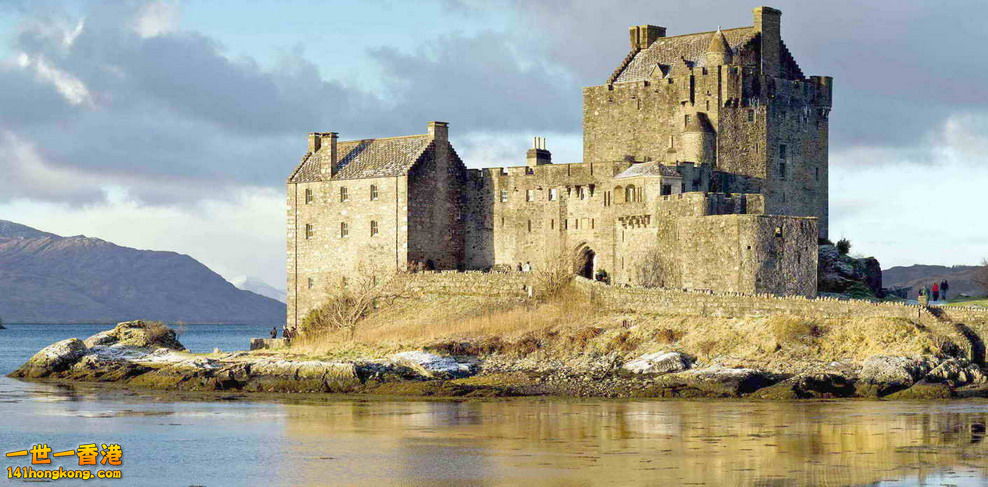Eilean_Donan_Castle,_Scotland_-_Jan_2011.jpg