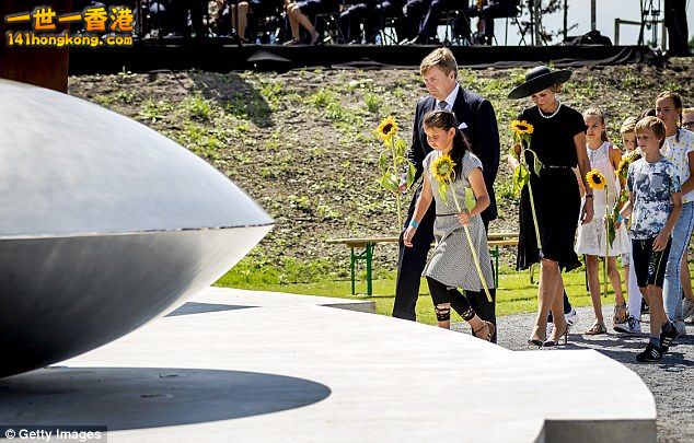 426C600A00000578-4704162-The_King_and_Queen_joined_school_children_as_they_atten.jpg