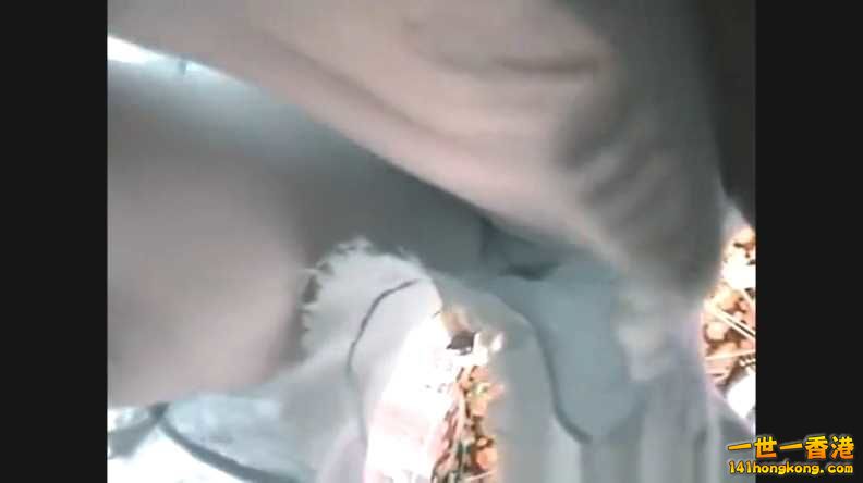 裙底偷拍不穿內內.mp4_000020937.jpg