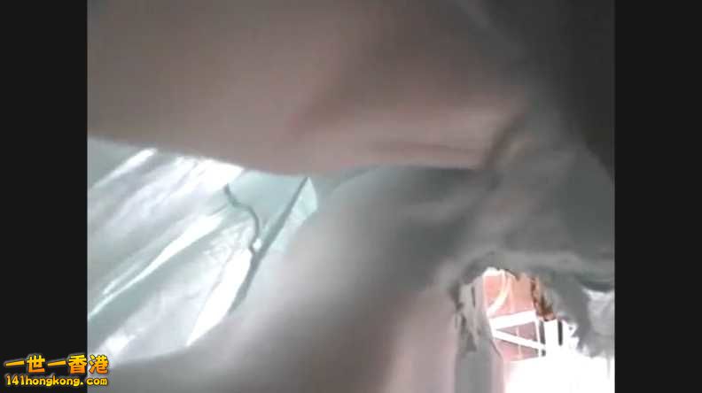 裙底偷拍不穿內內.mp4_000052272.jpg