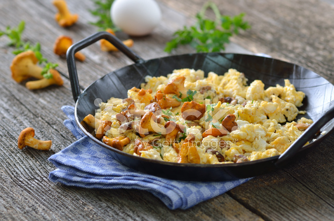 20793548-scrambled-eggs-with-chanterelles.jpg