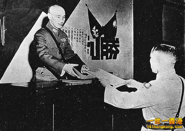 1945年9月10日，中國陸軍總部副參謀長冷欣飛抵重慶，將日本降書呈遞蔣介石.jpg.jpg