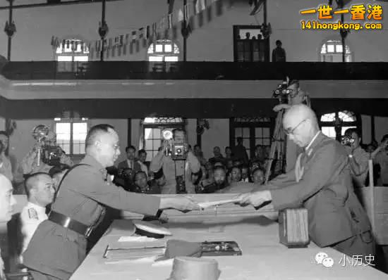 何應欽（左）在南京代表中國政府接受侵華日軍總參謀長小林淺三郎呈遞降書.jpg.jpg