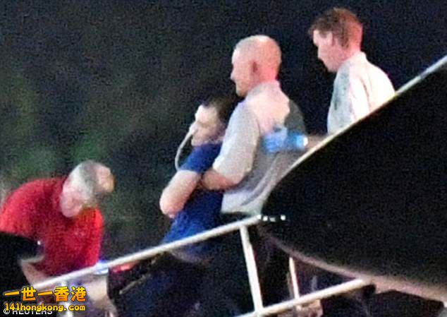 44BC199A00000578-4921260-Heart_wrenching_images_showed_Otto_s_limp_body_being_ca.jpg