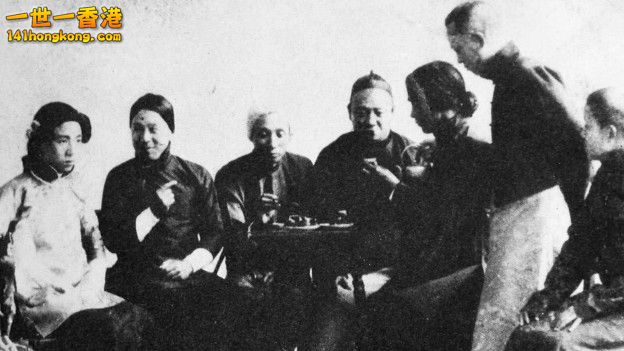 周恩來早年喜歡戲劇，甚至自編自演，1915年他在南開學堂新劇團以女裝（左一）亮相。.jpg.jpg