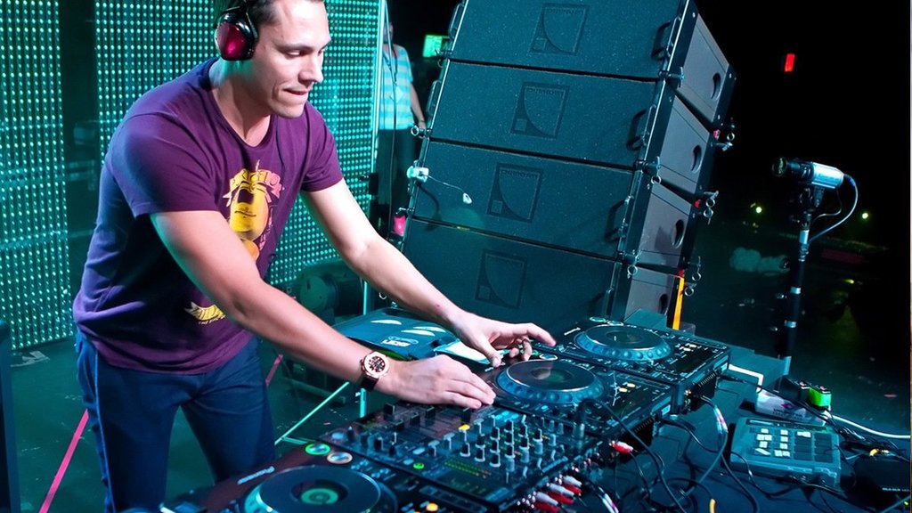 xdj-tiesto-using-monitor-speakers.jpg.pagespeed.ic.75hMRsPdi_.jpg