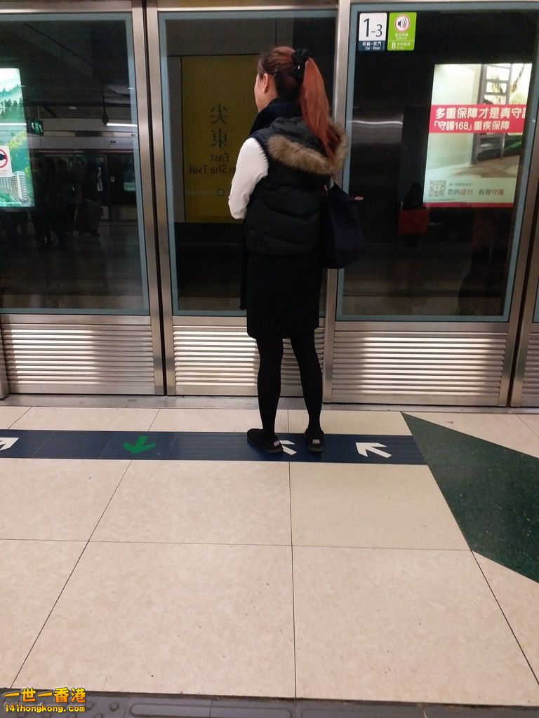 黑絲美女坐西鐵