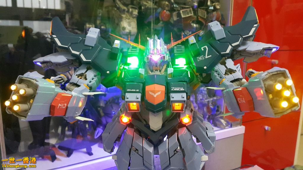 雙手激光炮設計非常好，把拳頭一邊往後轉就係炮口，但要用鈕扣電