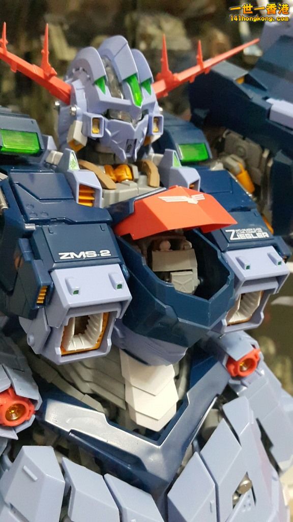 心口機倉可打開，裡面亦有架駛員