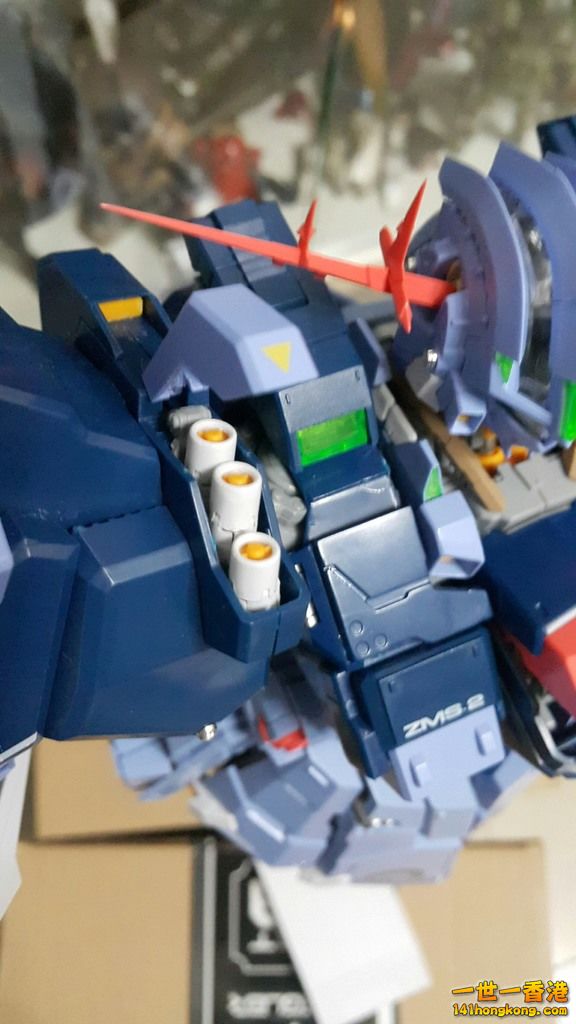 肩膀打開有浮游炮，可惜做工問題，只可痴死，不能打開