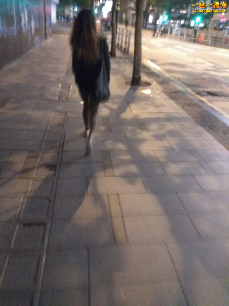 這美女行得好快，又不同路，所以只有一張