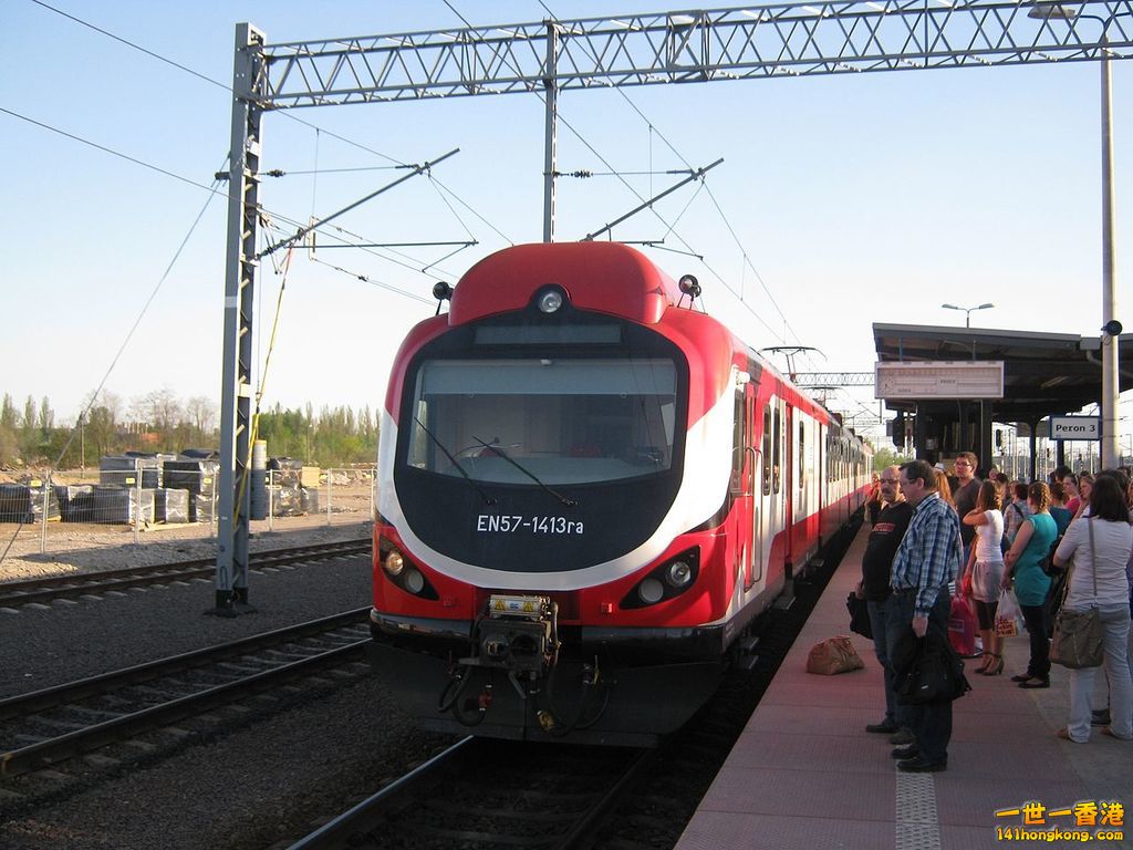 1280px-EN57-1413_Poznań_Główny.jpg