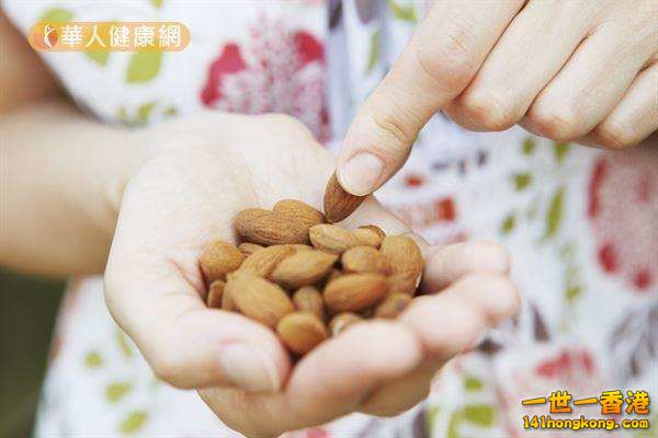 許多研究發現，適量補充杏仁有助於控制膽固醇。.jpg
