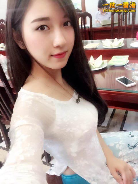正妹女老師身著白色薄紗到校上課，爸爸們紛紛暴動，搶著接小孩放學.jpg.jpg