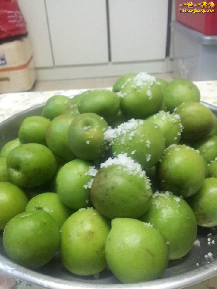 02洗淨後先在梅的表皮界開少少!!!再用鹽%22拿%22佢30MINS.jpg