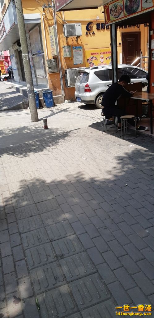 黃色外牆右轉入去巷就是中出一條街