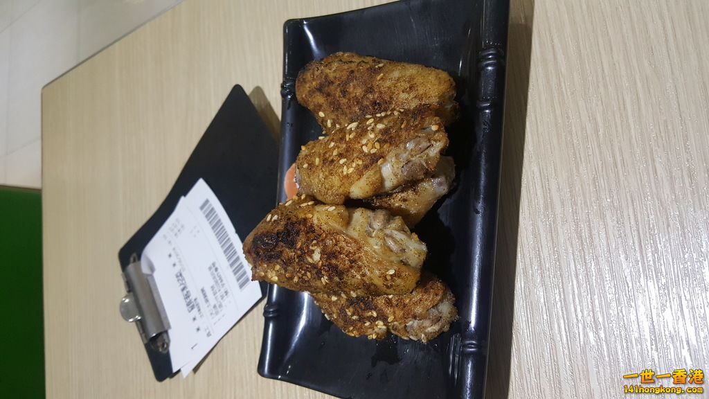 土匪雞翼，焗到出煙，冇乜多餘油，正