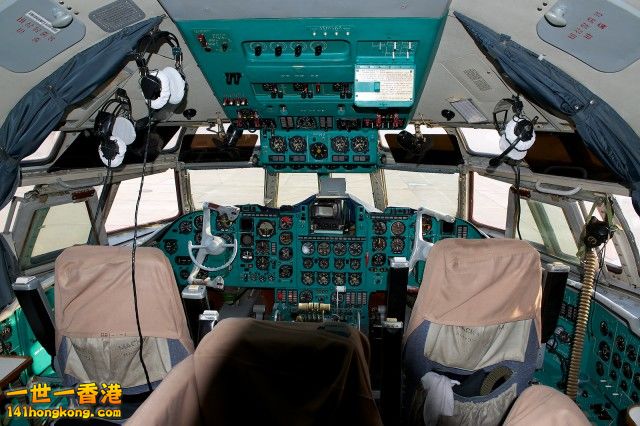 P885FLIGHTDECK-640x426.jpg